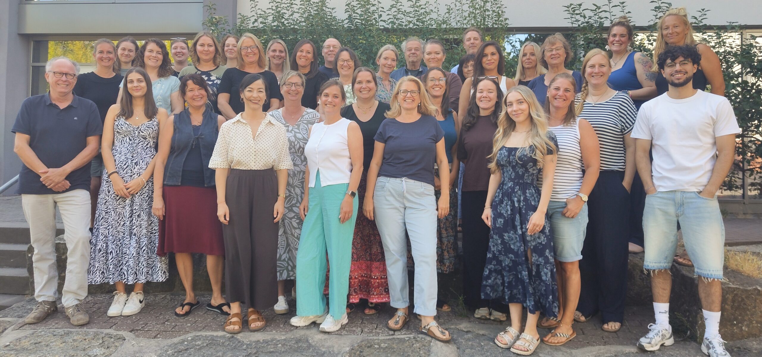 Das ist ein Gruppenfoto des Kollegiums der Riedschule Flörsheim des Jahres 2026.